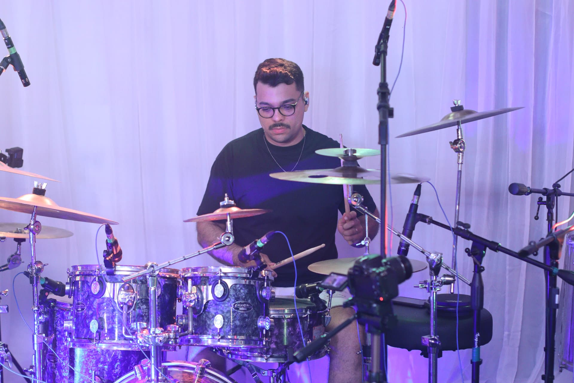 Gabriel Azevedo tocando bateria