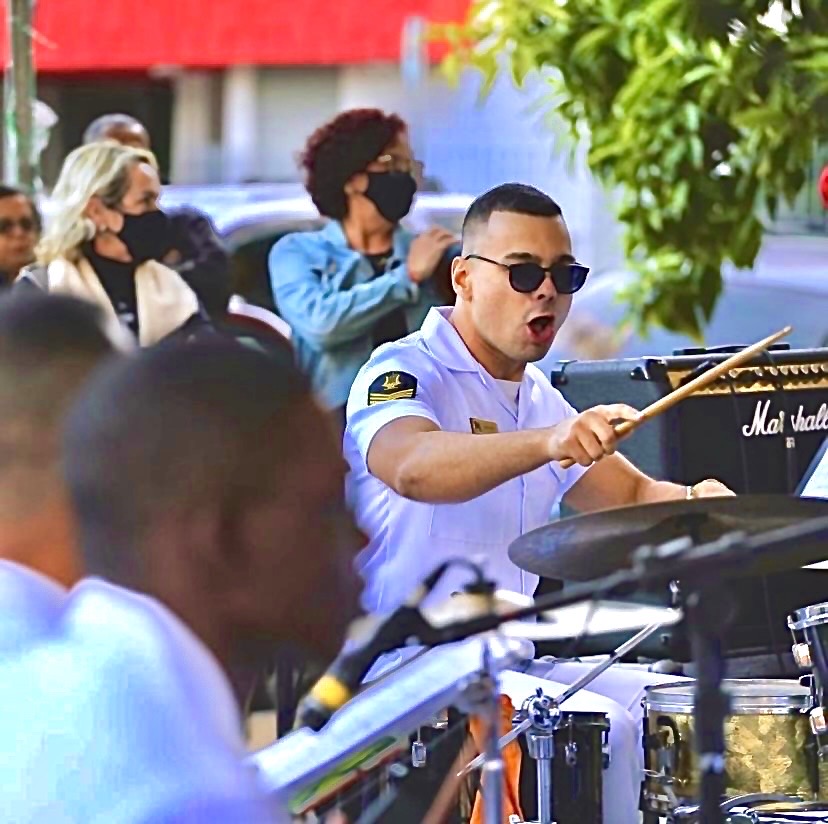 Gabriel Azevedo em uma aula de bateria